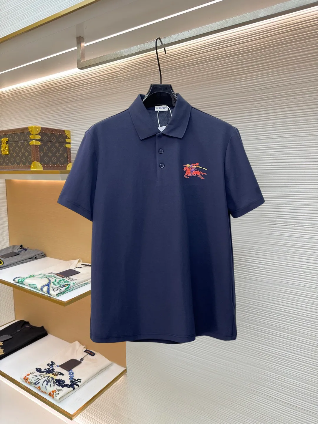 Burberry New Arrival Polo shirt, complete with three labels, original fabric, original customized accessories, official Same Style, made of 210g pure cotton pique fabric, customized same-tank dyed fabric, very comfortable and smooth to the touch, very wide and stylish, produced by the first-line brand Factory, imported Behringer embroidery machine, embroidery is full and textured, the collar rib is woven with imported yarn, does not deform after long-term wear, the most New Arrival style in spring and summer, fashionable and individual Super Versatile and good-looking. It is very suitable for both men and women. It is a must-have for everyone. Size: S-XXL